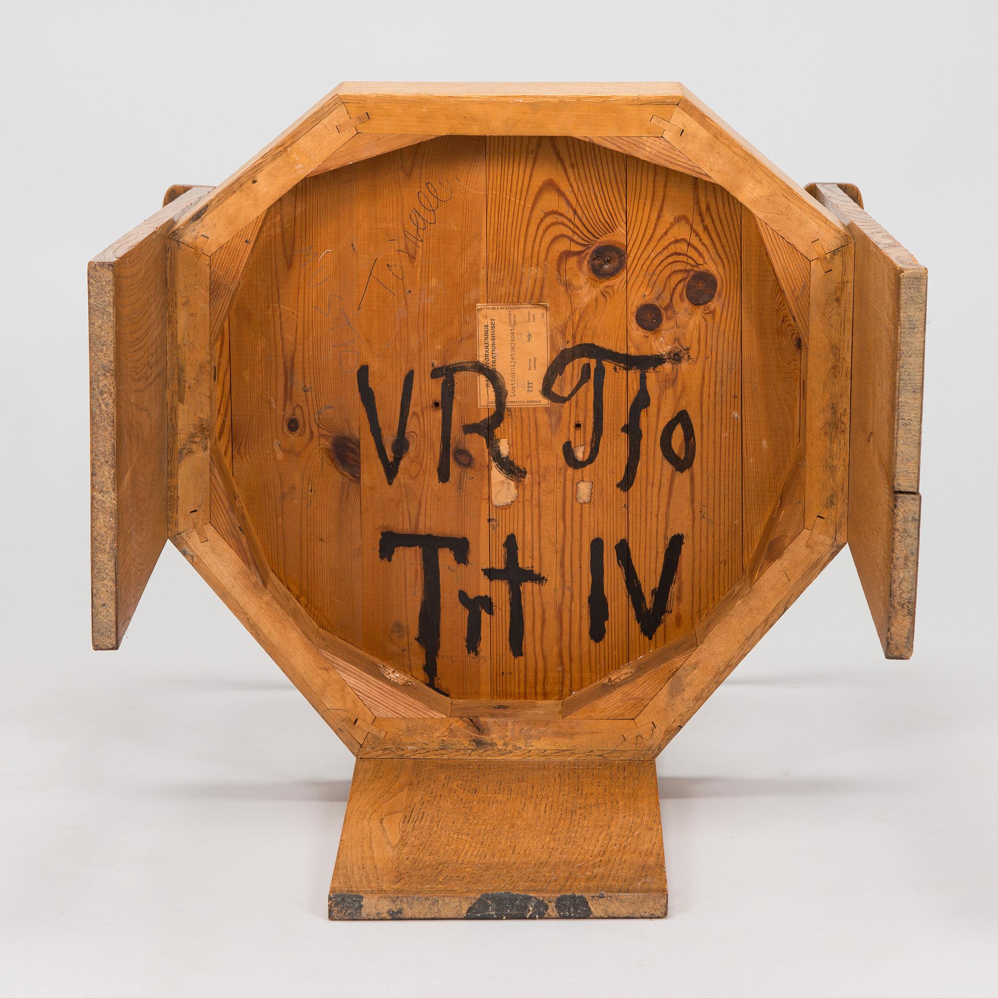 Eliel Saarinen, nojatuoli, Valtion Rautatiet, 1920-luku.