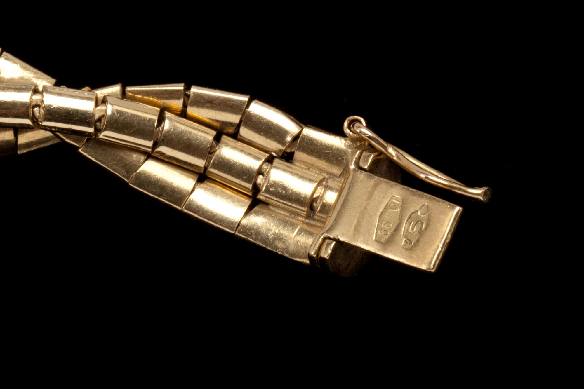 ARMBAND, 18k guld med små rubiner. Vikt ca 22 g.