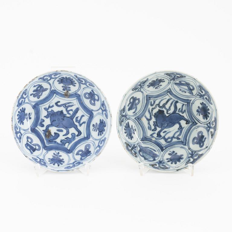 A set of two matching blue and white dishes, late Ming dynasty, 17th century.