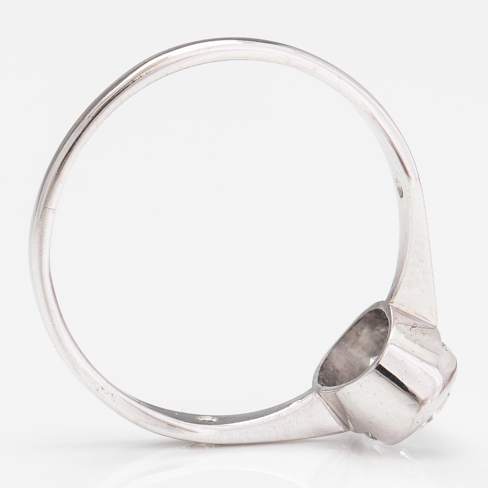 Ring, 18K vitguld och oval diamant ca. 1.00 ct enligt certifikat.