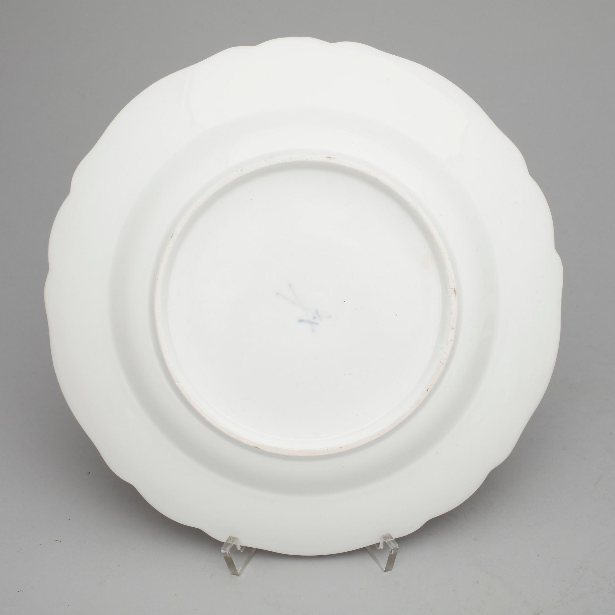 TALLRIKAR, 3 st porslin, Meissen, Marcolin respektive punkt period (1763-1814).