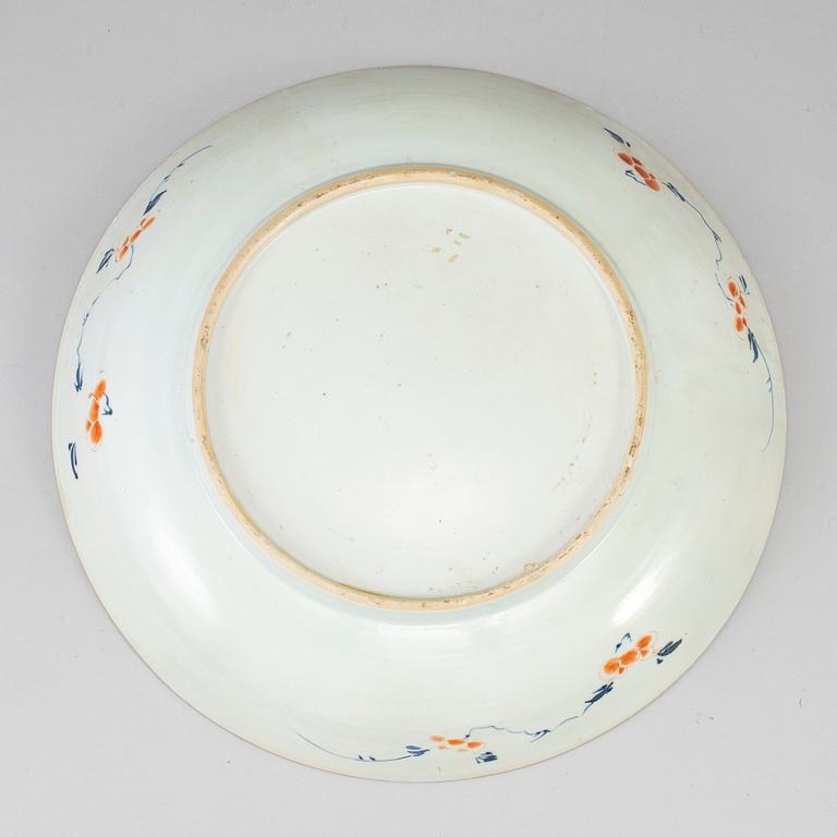 A large imari export porcelain serving dish, Qing dynasty, Qianlong (1736-95).