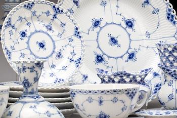 SERVISDELAR, ca 30 delar, porslin. "Musselmalet", Royal Copenhagen.