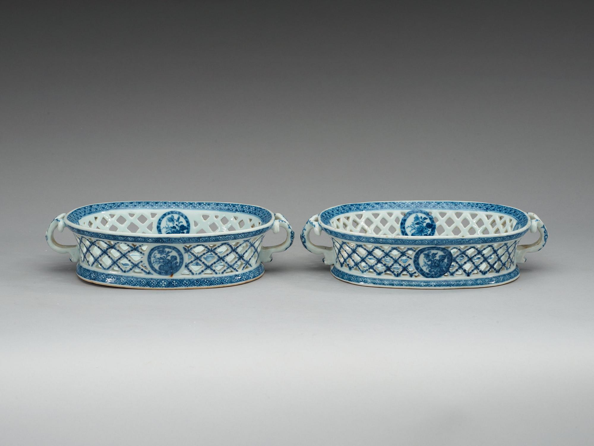 GALLERSKÅLAR, ett par, kompaniporslin. Qing dynastin, Qianlong (1736-95).