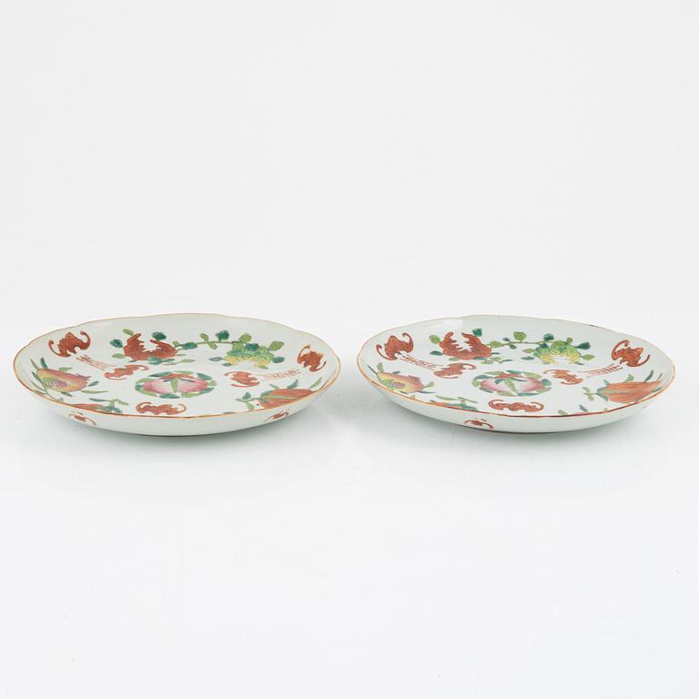 A pair of famille rose dishes, Qing dynasty, circa 1900.