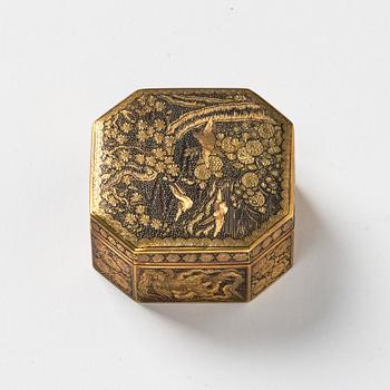 A Japanese gilded box, 19th century.