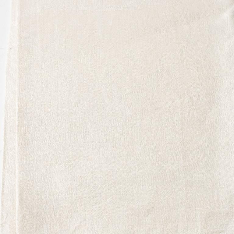 A linen tablecloth and five napkins.