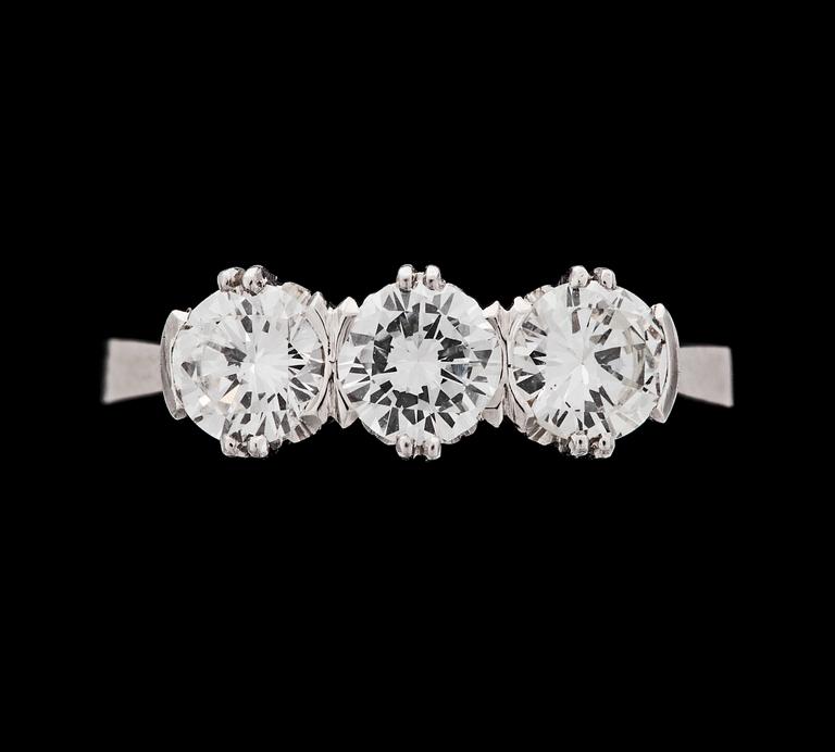 RING, tre briljantslipade diamanter, tot. 1.10 ct.