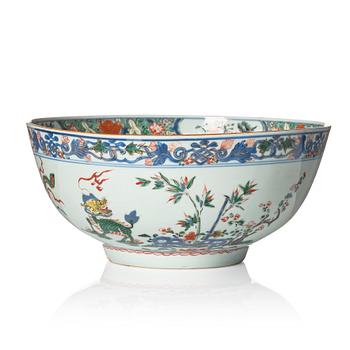 1187. A large famille verte bowl, Qing dynasty, Kangxi (1662-1722).
