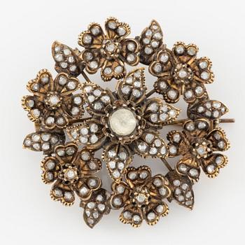 Brosch guld i form av blomma med rosenslipade diamanter, sent 1800-tal.