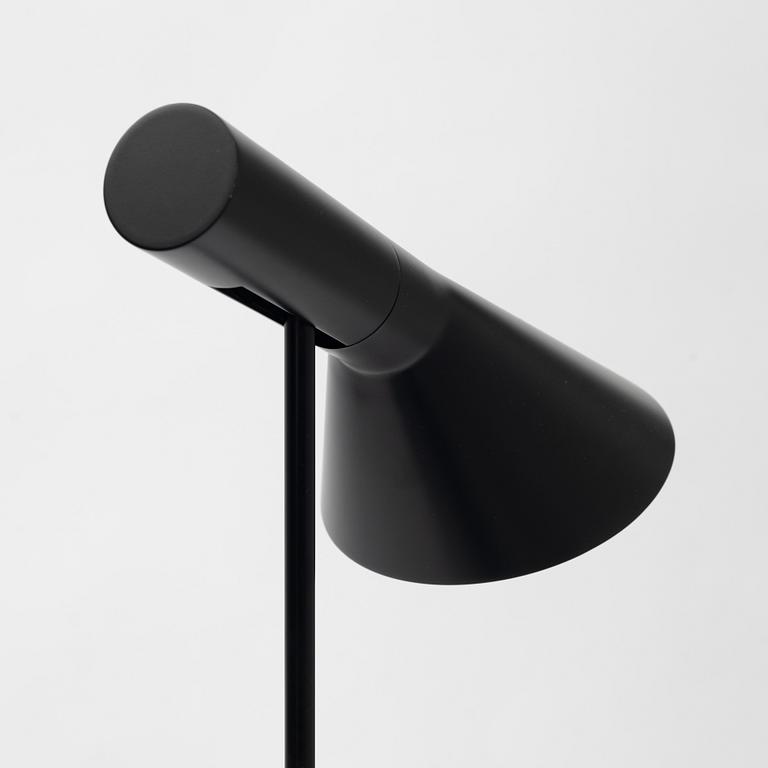 Arne Jacobsen, golvlampa, "AJ", Louis Poulsen, Danmark.