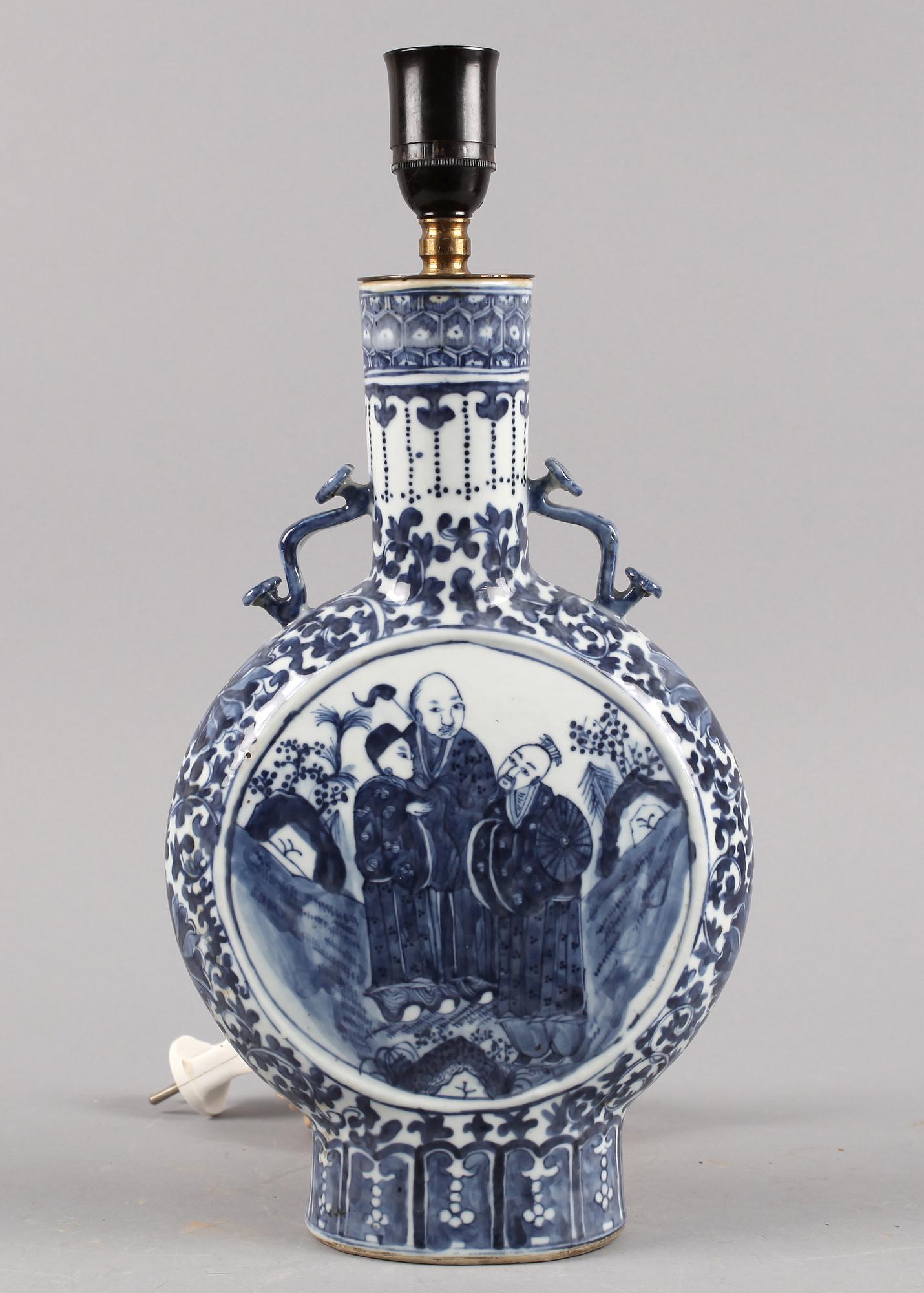BORDSLAMPA/PILGRIMSKRUS, porslin, Kina, 1800/1900-tal.