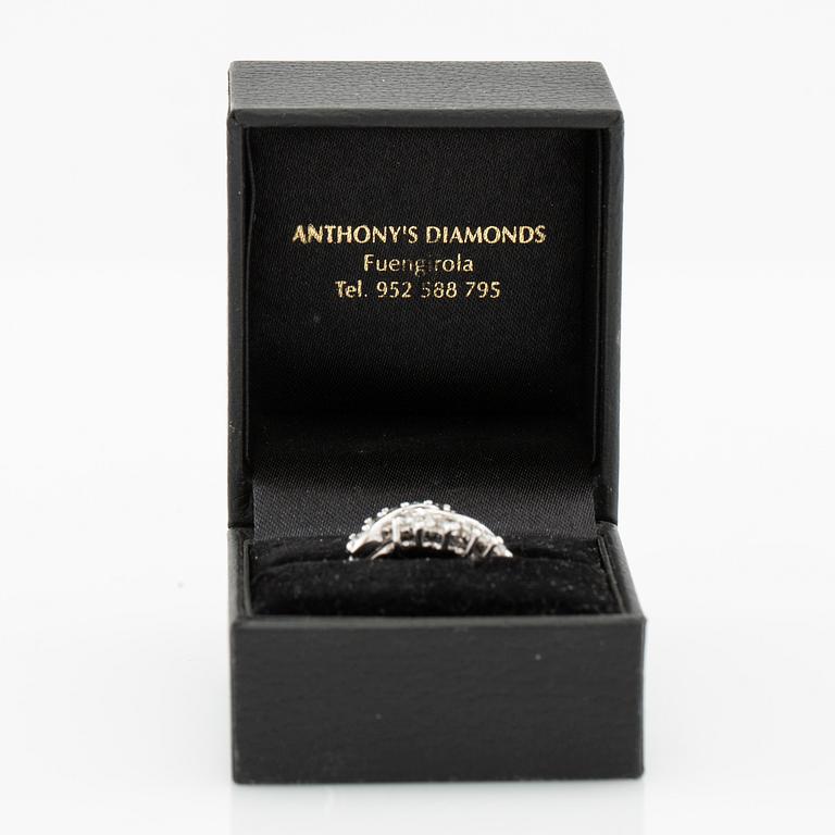 Ring 18K white gold set with round brilliant-cut diamonds.