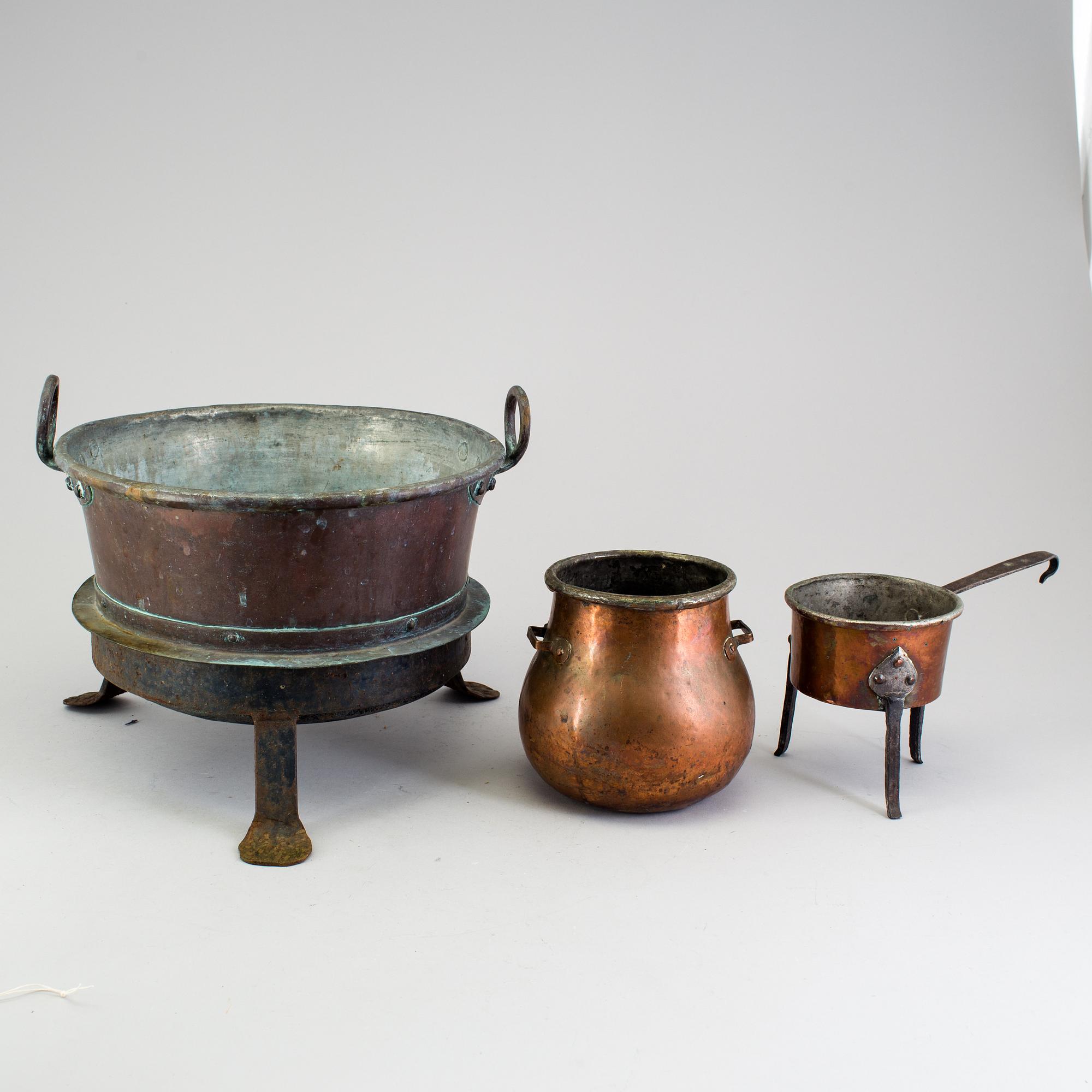 THREE 19TH CENTURY COPPER KITCHEN UTENSILS.