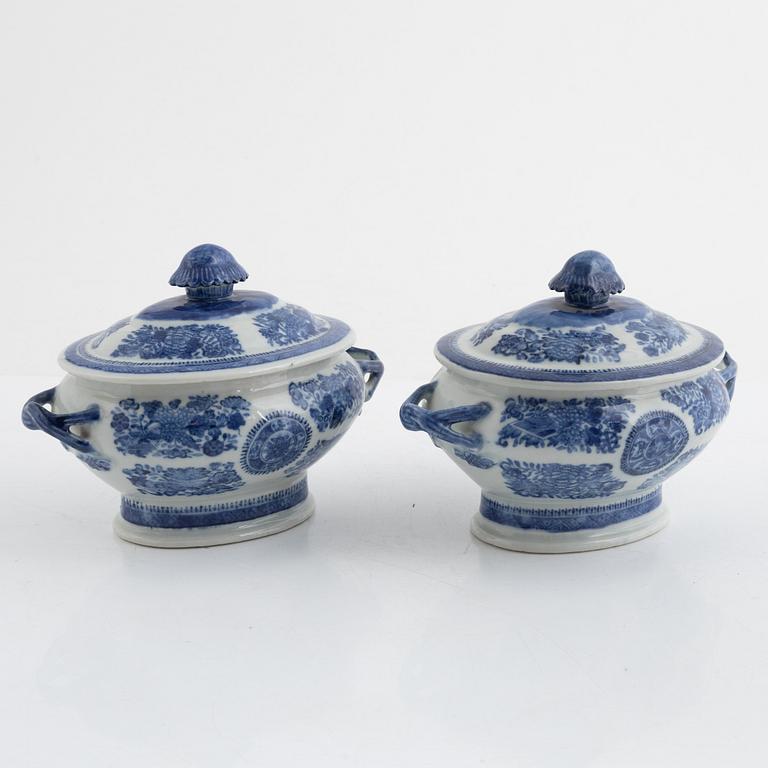 A pair of Chinese blue and white export porcelain small tureens with covers and a deep dish, Qing dynasty, Jiaqing.