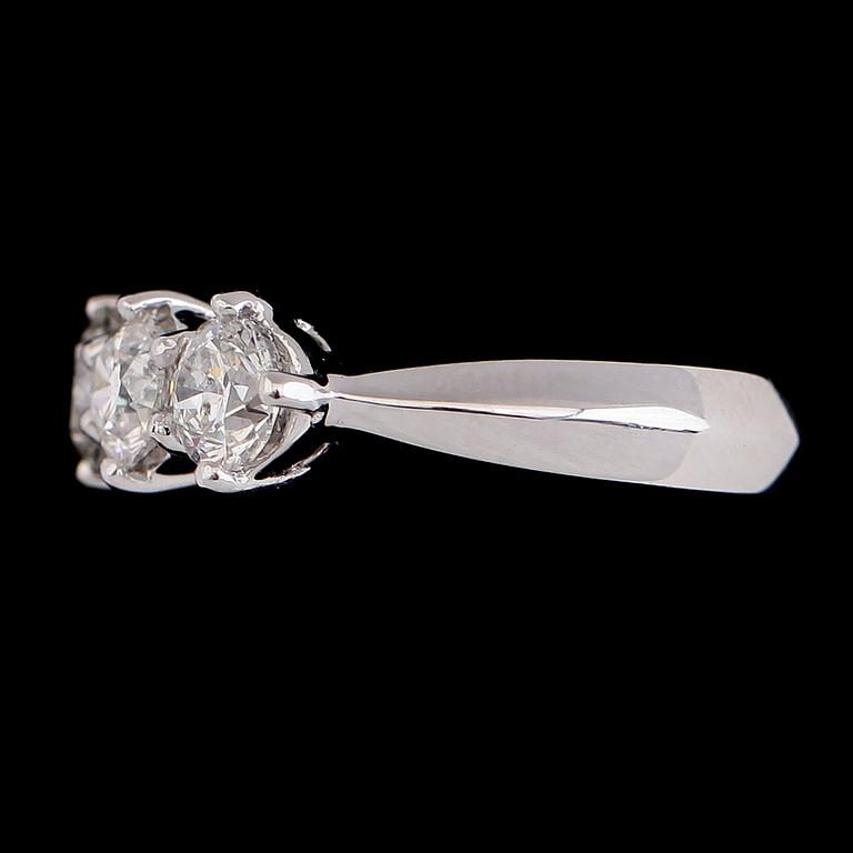 RING, 18K vitguld, briljantslipade diamanter tot ca 1.54 ct. Vikt ca 5 g.