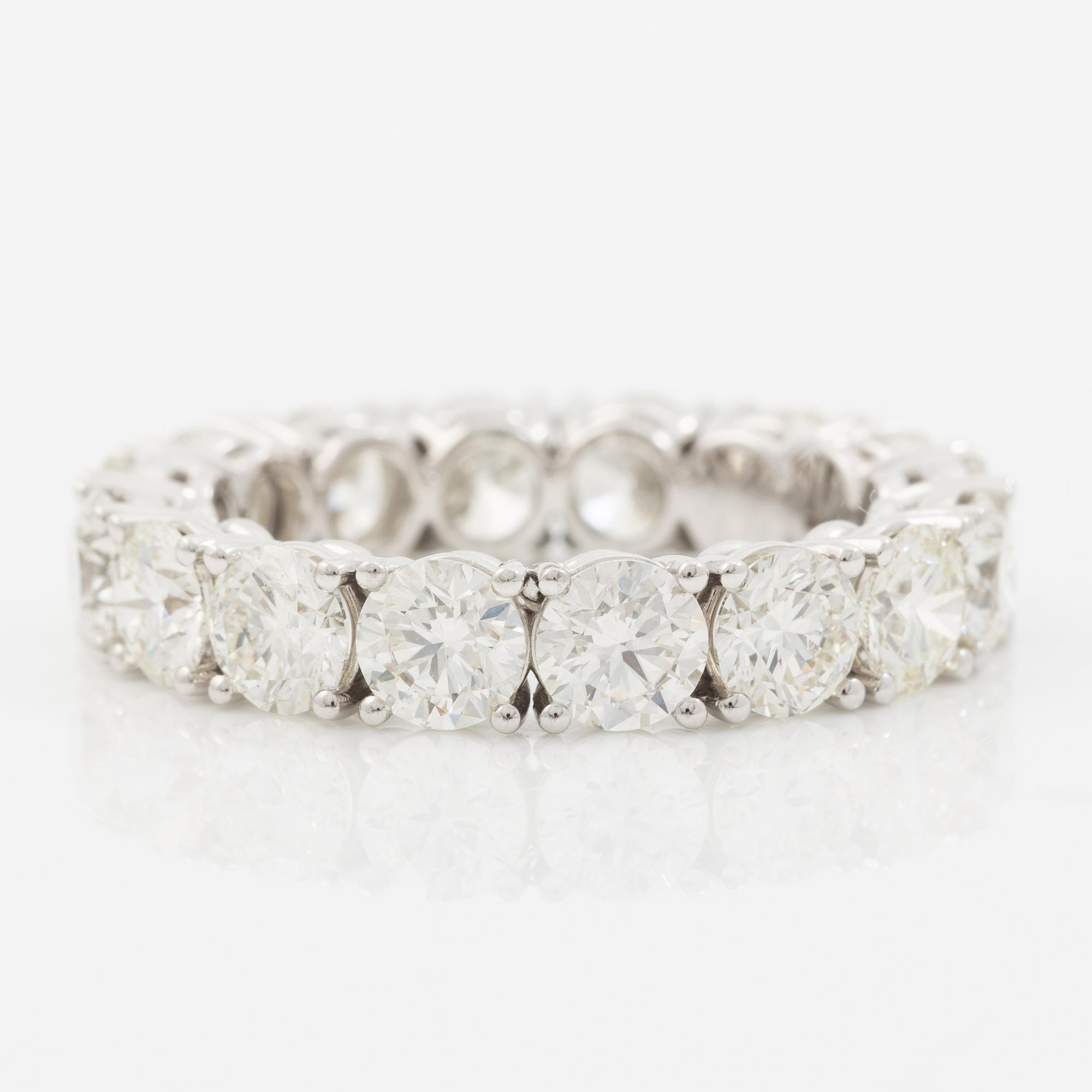 Full eternity ring 18K white gold set with brilliant-cut diamonds.