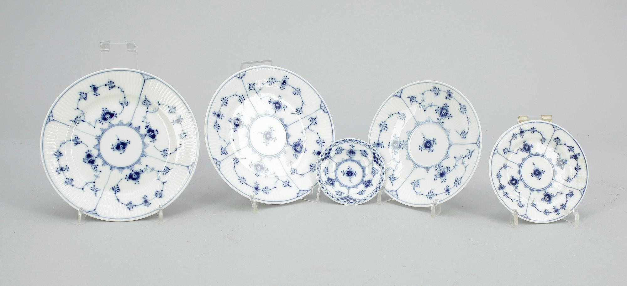 SERVISDELAR, 49 delar, porslin, "Musselmalet", Royal Copenhagen samt Bing & Gröndahl.