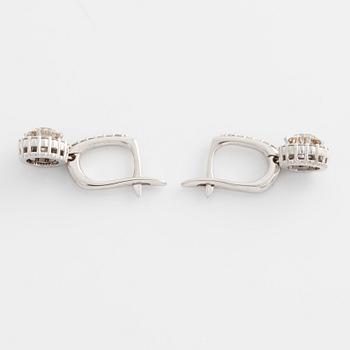 Earrings with light brown brilliant-cut diamonds.