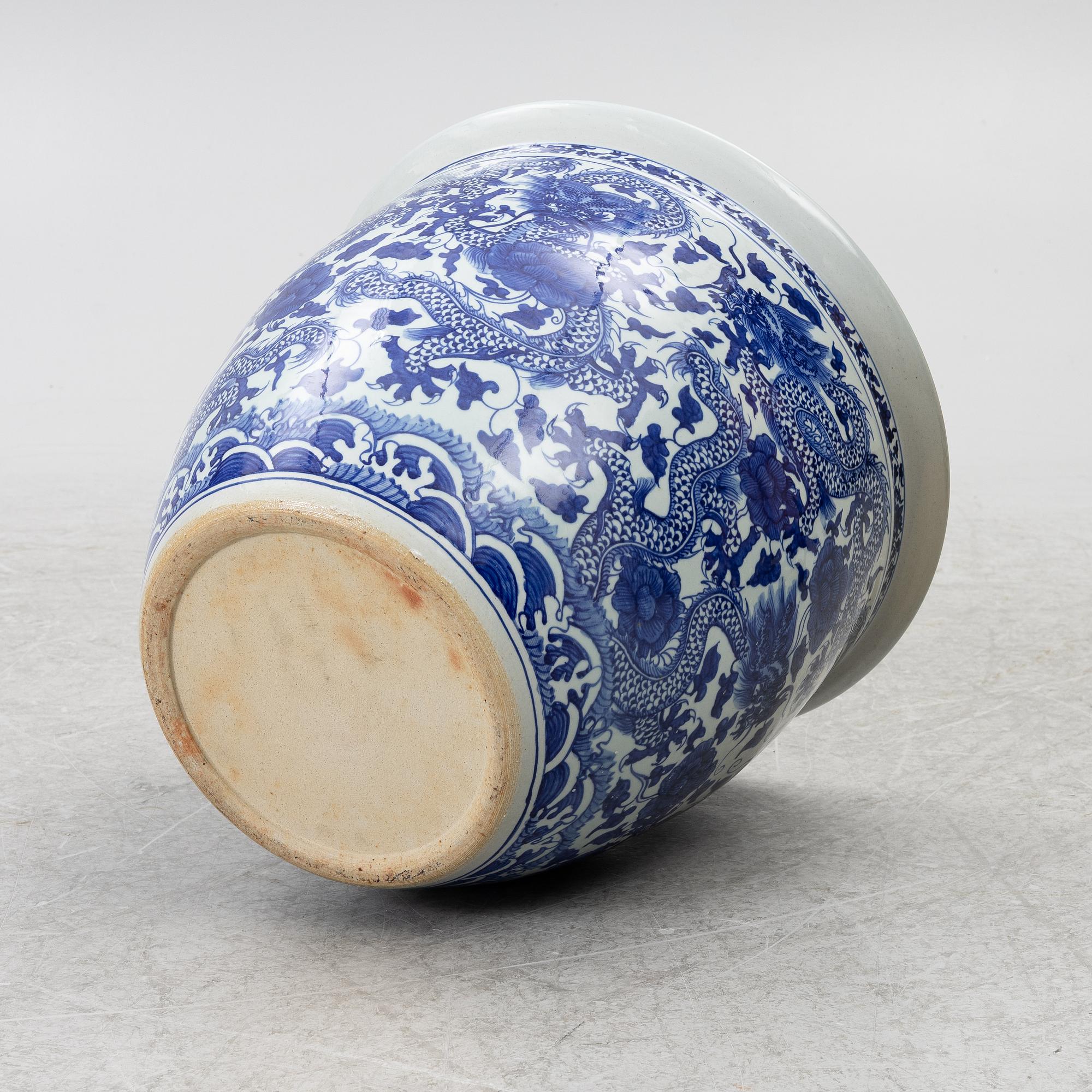 A porcelain fish bowl/planter, China, 20th Century.