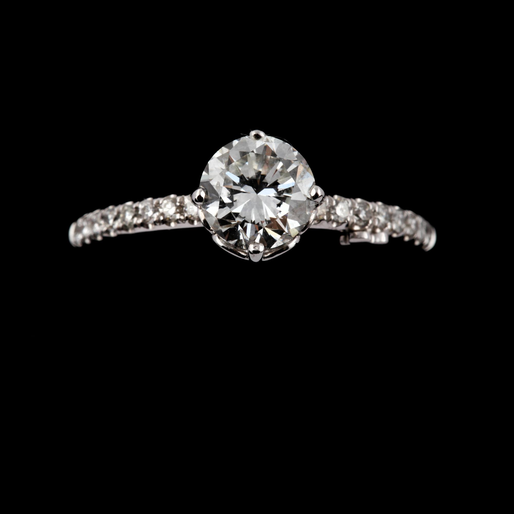 RING, 18k vitguld med briljantslipade diamanter,1.15 ct. Vikt 2.8 g.