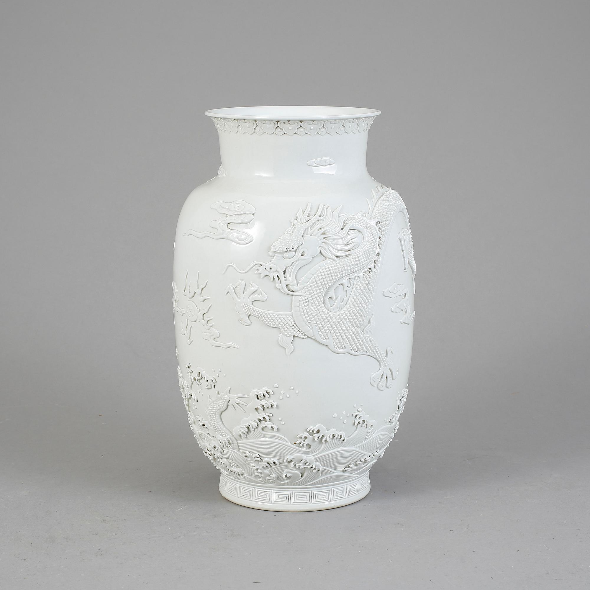 VAS, porslin, Kina. Qianlongs märke, modern tillverkning.