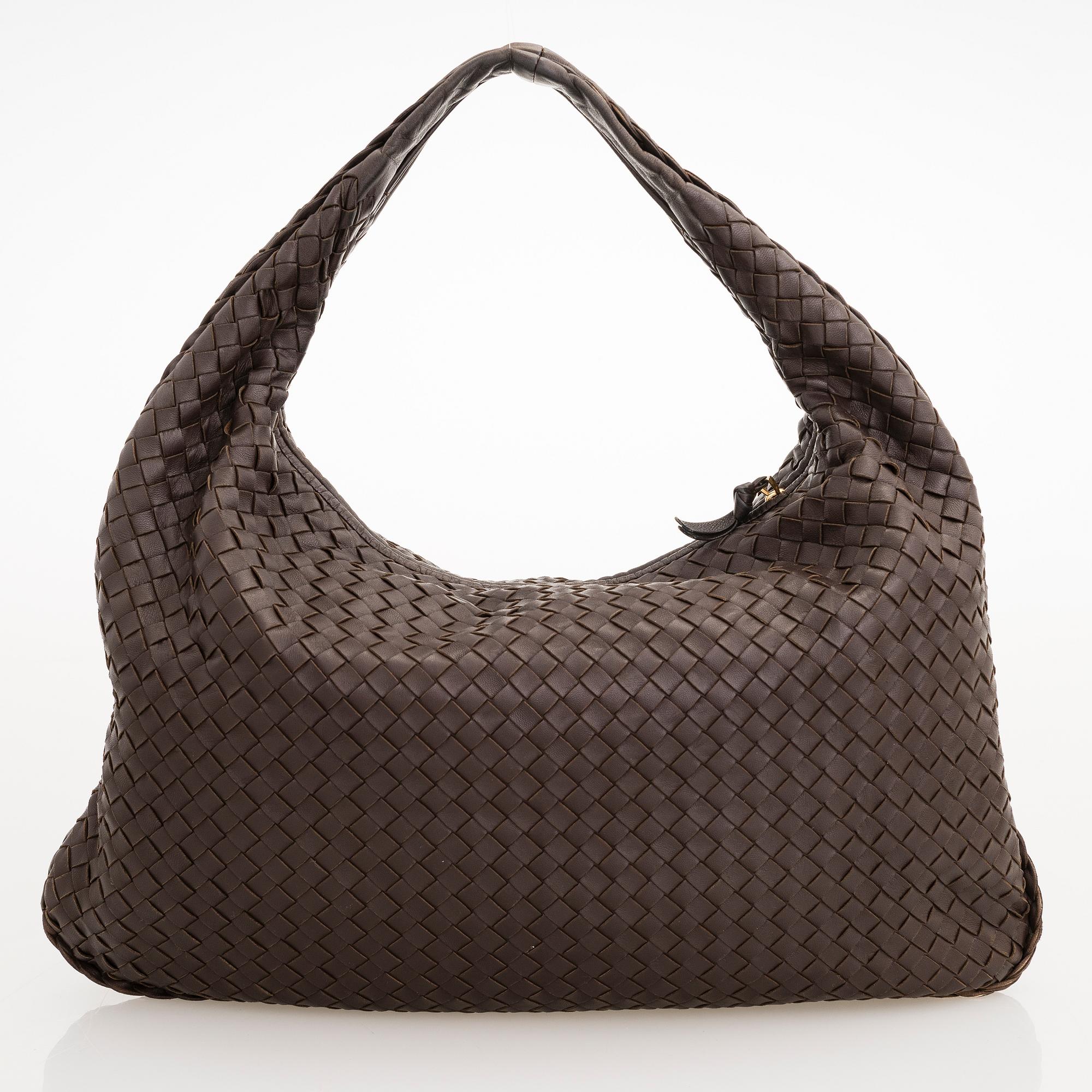 BOTTEGA VENETA, a dark brown leather 'Veneta' bag. - Bukowskis BOTTEGA VENETA, a dark brown leather 'Veneta' bag. - Bukowskis