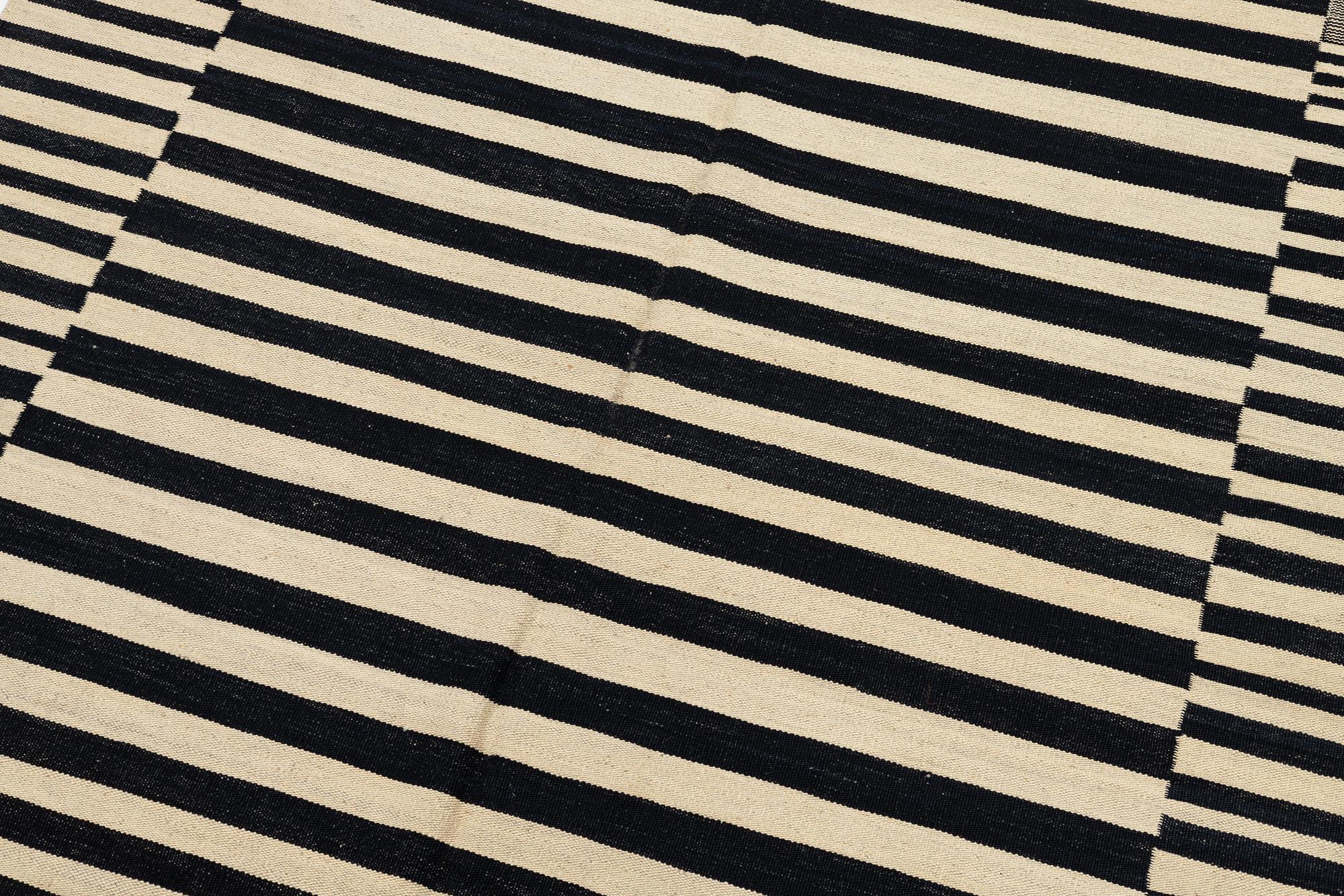 Matta, slätvävd, ca 235 x 175 cm.