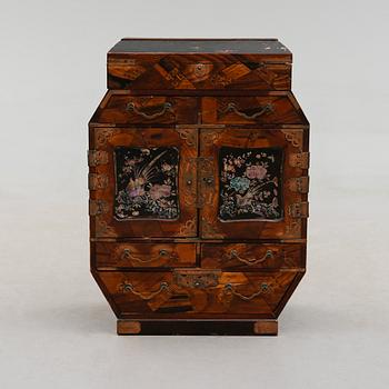 KABINETTSKÅP, 1800-talets andra hälft.