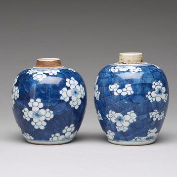 Two blue and white tea caddies, Qing dynasty, Qianlong (1736-95).