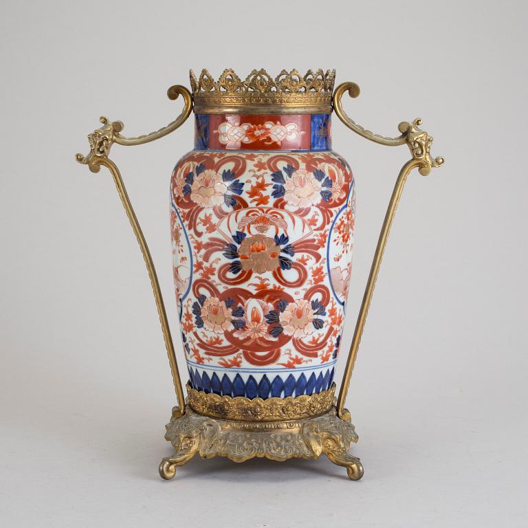 VAS, porslin med bronsbeslag, bland annat Kina, omkring sekelskiftet 1900.