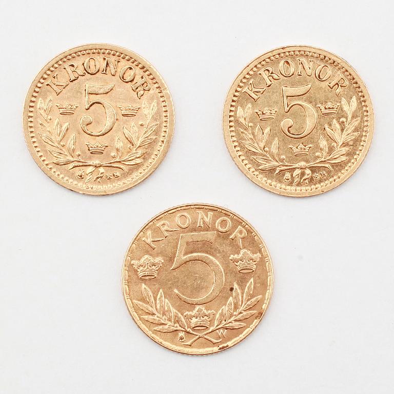 GULDMYNT, 3 st, fem kronor, 1881, 1886 samt 1920. Vikt ca 7 gram.