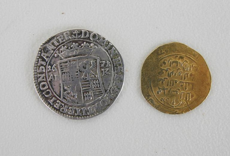 MYNT, 2 st. Guld och silver.