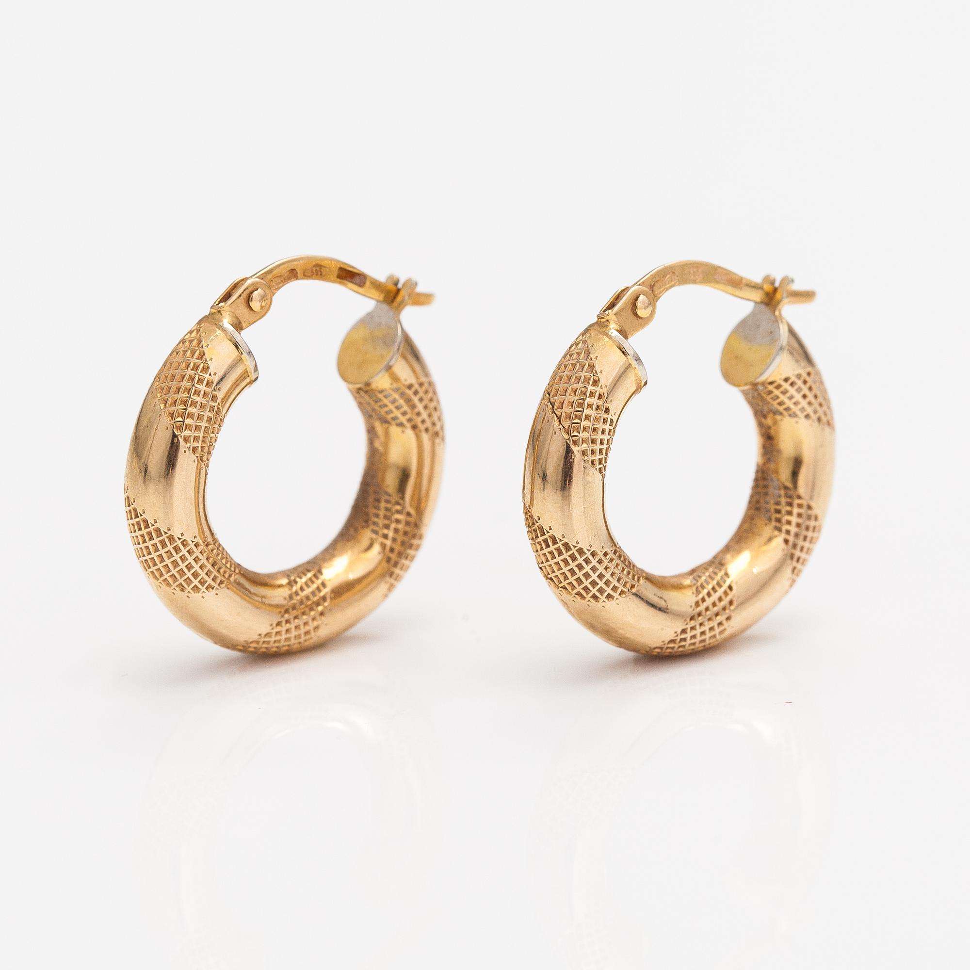A pair of 14K ogld earrings. Unoaerre, Italy.
