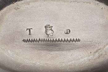 JAKTBÄGARE med lock, 12 st i fallande storlek att placera i varandra, av Petter Henning, Stockholm 1707. Karolinska.