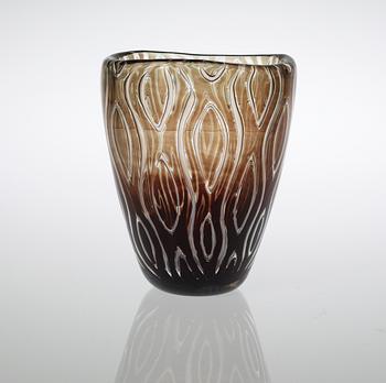 690. An Edvin Öhrström 'ariel' glass vase, Orrefors 1950's.