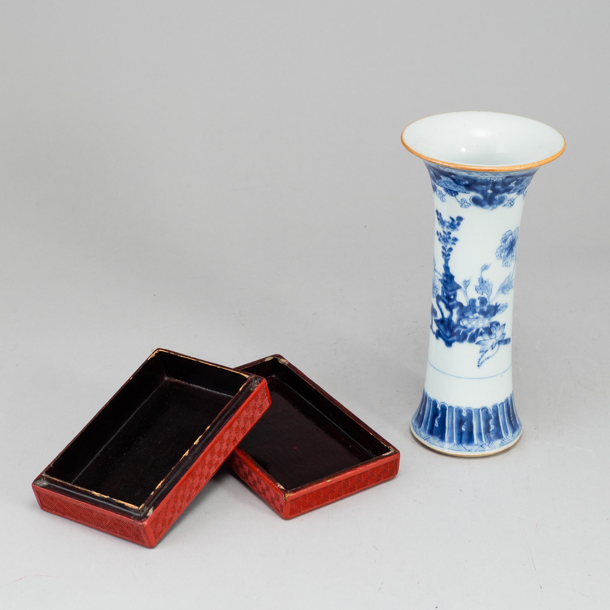 TRUMPETVAS, porslin. Qingdynastin, Qianlong (1736-95), samt DOSA, lack, tidigt 1900-tal.