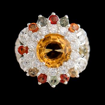 RING, vitguldspläterat sterlingsilver, gul citrin ca 2.80 ct, olikfärgade samt vita safirer tot ca 1.20 ct.