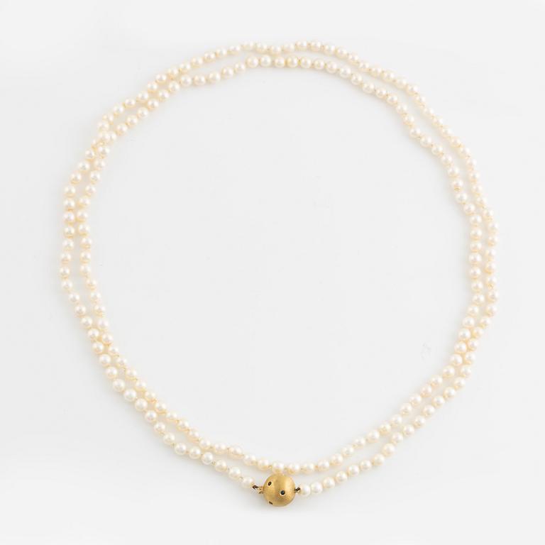 Cultured pearl necklace, clasp 18K gold with small emeralds, rubies, sapphires and brilliant cut diamonds.