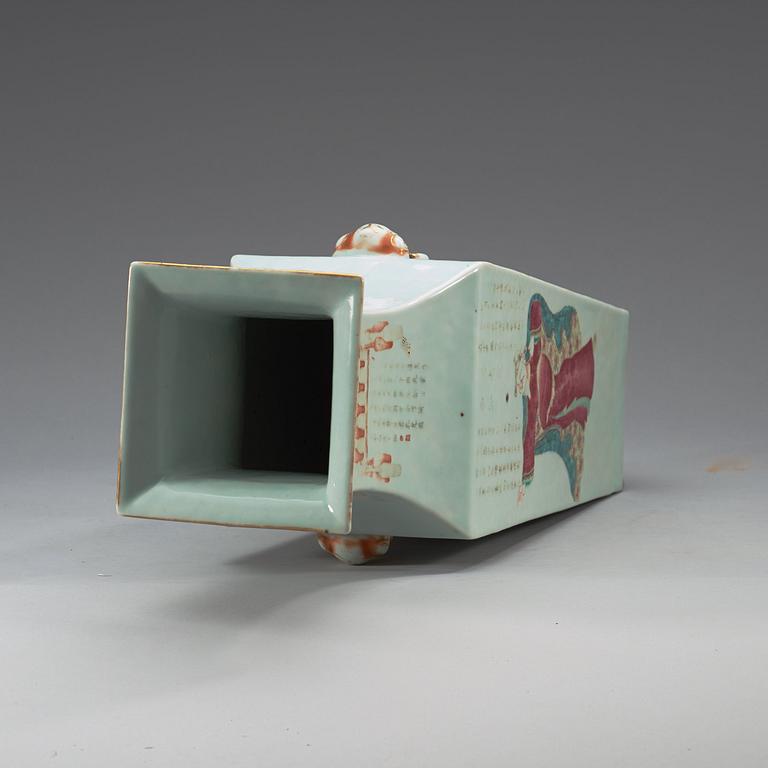 A famille rose vase, late Qing dynasty (1644-1912).