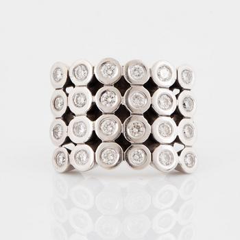 Ring med briljantslipade diamanter.
