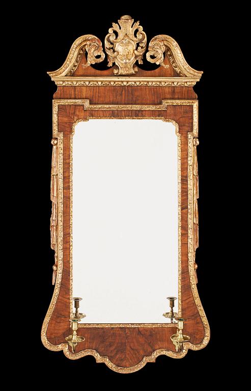 SPEGELLAMPETT, för två ljus. England, 1700-talets andra fjärdedel. Senbarock.