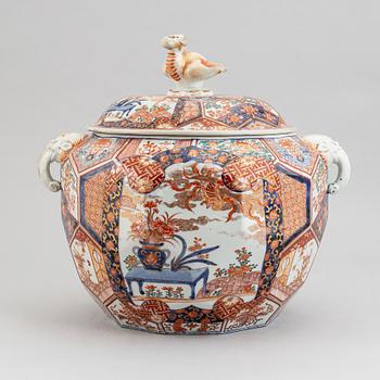 An imari jar with cover, Japan, Meiji (1868-1912).