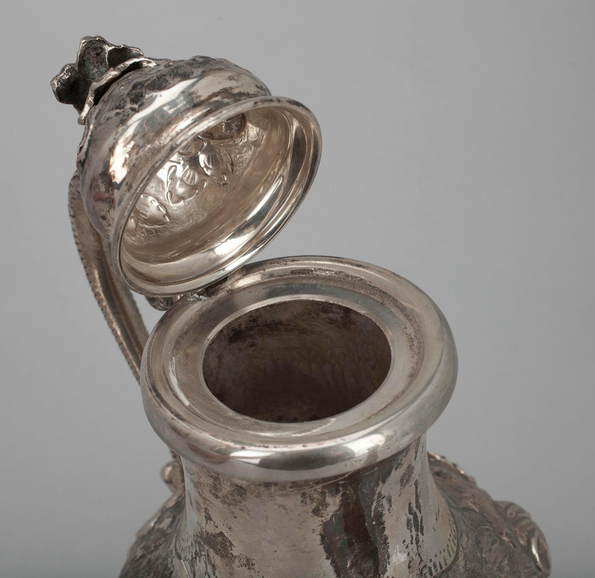 KAFFEKANNA, 900 silver, nyrokoko, 1900 talets första hälft. Vikt 1004 g.