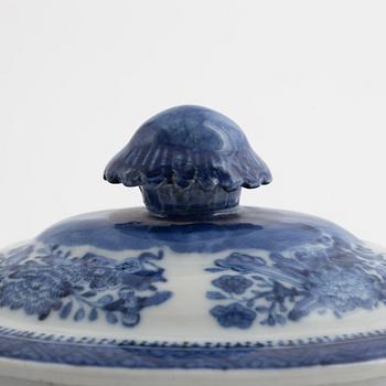 A pair of Chinese blue and white export porcelain small tureens with covers and a deep dish, Qing dynasty, Jiaqing.