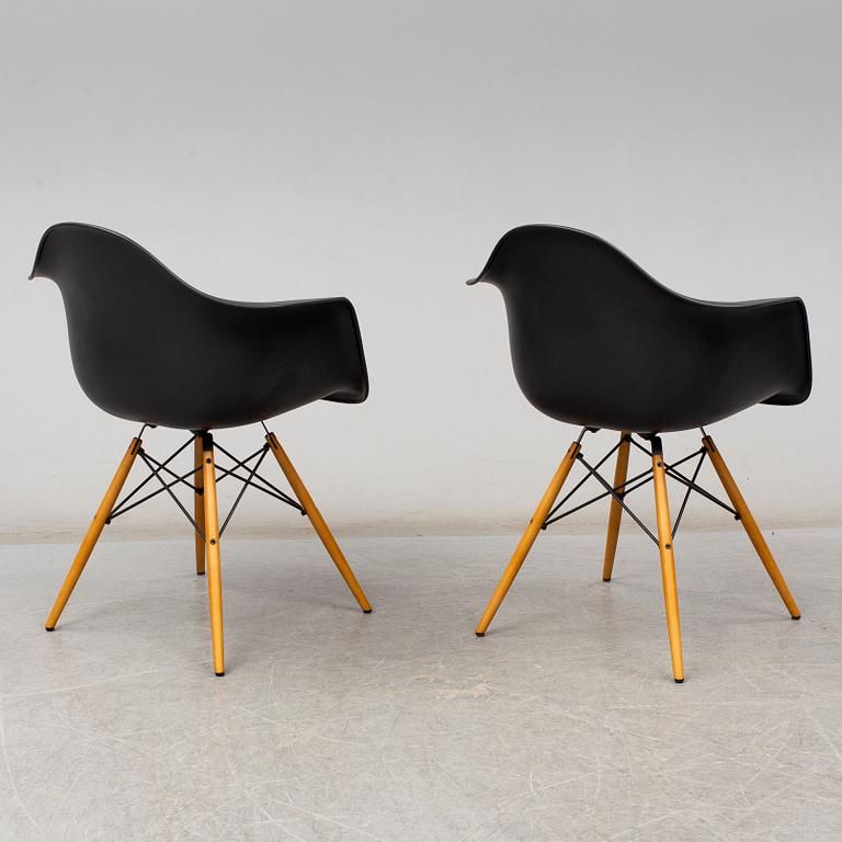 CHARLES & RAY EAMES, karmstolar, 1 par, "DAW", Vitra, 2017.