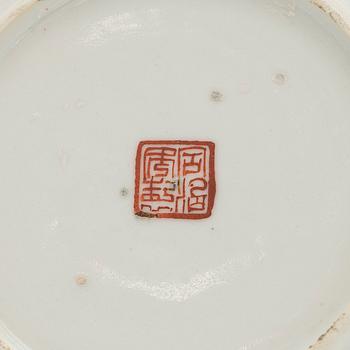 Tallrikar, 2 + 2 st, porslin, Kina, Qingdynastin, 1900-tal.