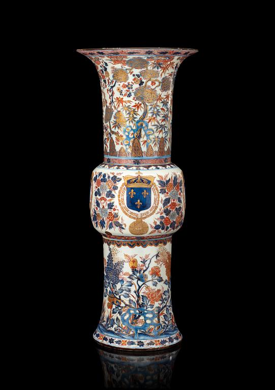 PRAKTVAS, vapenporslin. Qing dynastin, tidigt 1700-tal.