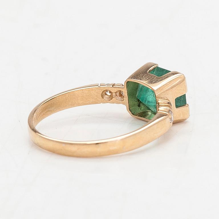 Ring, 14K gold, with an emerald and diamonds totalling approximately 0.08 ct. Finnish hallmarks.