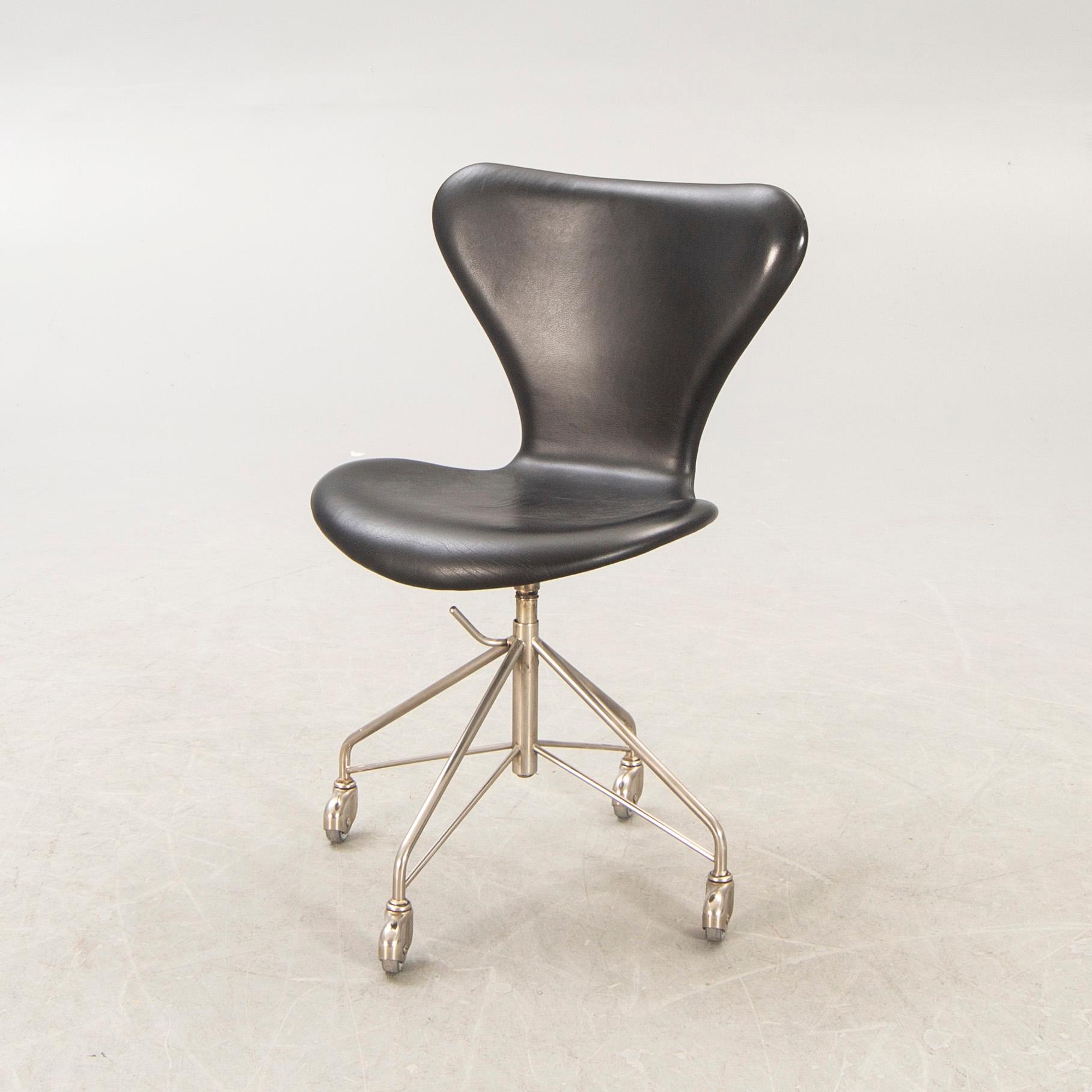 Arne Jacobsen, skrivbordsstol, 'Sjuan', Fritz Hansen, Danmark, 1900-talets andra hälft.